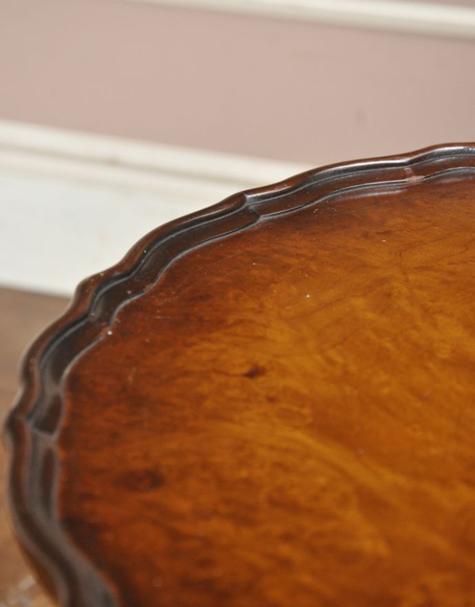 ロイドテーブル アンティーク家具 光沢のある美しい木目のアンティーク家具、小さなワインテーブル。角が丸くなっているので、小さなお子さまがいるお家でも安心してお使い頂けます。(j-1598-f)