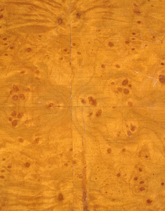 ロイドテーブル アンティーク家具 光沢のある美しい木目のアンティーク家具、小さなワインテーブル。専門の職人によってお直ししていますが、アンティークは新品ではありません。(j-1598-f)