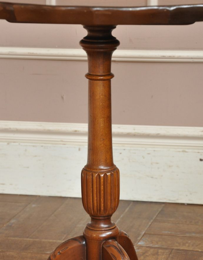 ロイドテーブル アンティーク家具 光沢のある美しい木目のアンティーク家具、小さなワインテーブル。1つ1つキレイな装飾には、思わずうっとりしてしまいます。(j-1598-f)