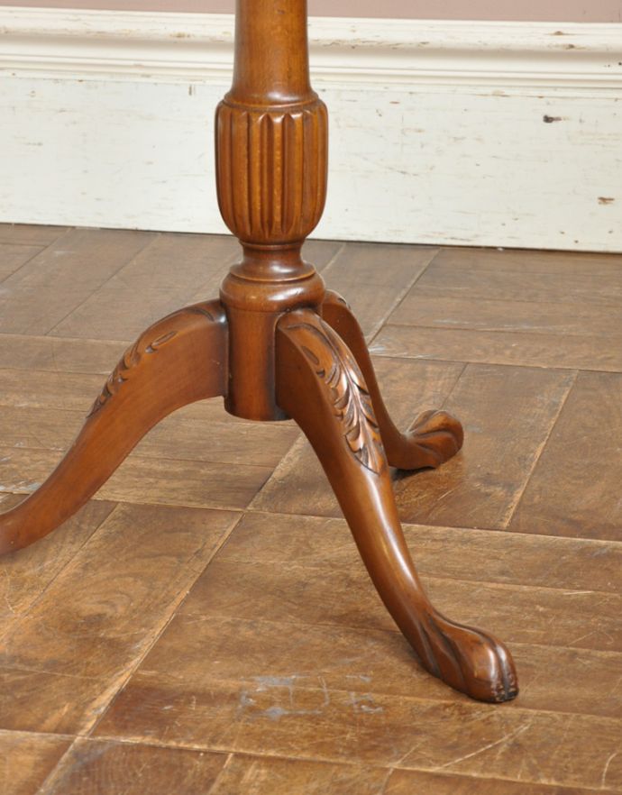 ロイドテーブル アンティーク家具 光沢のある美しい木目のアンティーク家具、小さなワインテーブル。脚先までこだわっています。(j-1598-f)