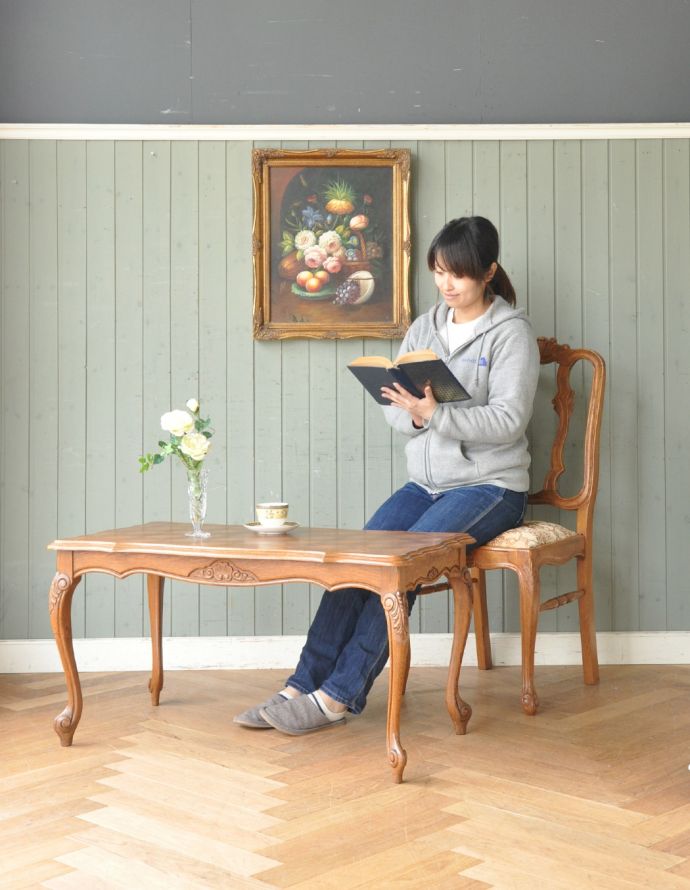 ロイドテーブル　アンティーク家具　美しいパーケット柄の天板に注目！エレガントなフランスのアンティークコーヒーテーブル 。サイドテーブルにも最適！使いたいときに使いたいところに持ってこられる気軽さが魅力です。(j-1599-f)