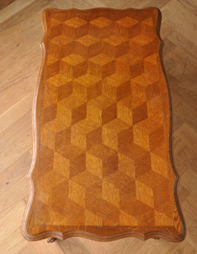 ロイドテーブル　アンティーク家具　美しいパーケット柄の天板に注目！エレガントなフランスのアンティークコーヒーテーブル 。天板もキレイに仕上げました。(j-1599-f)