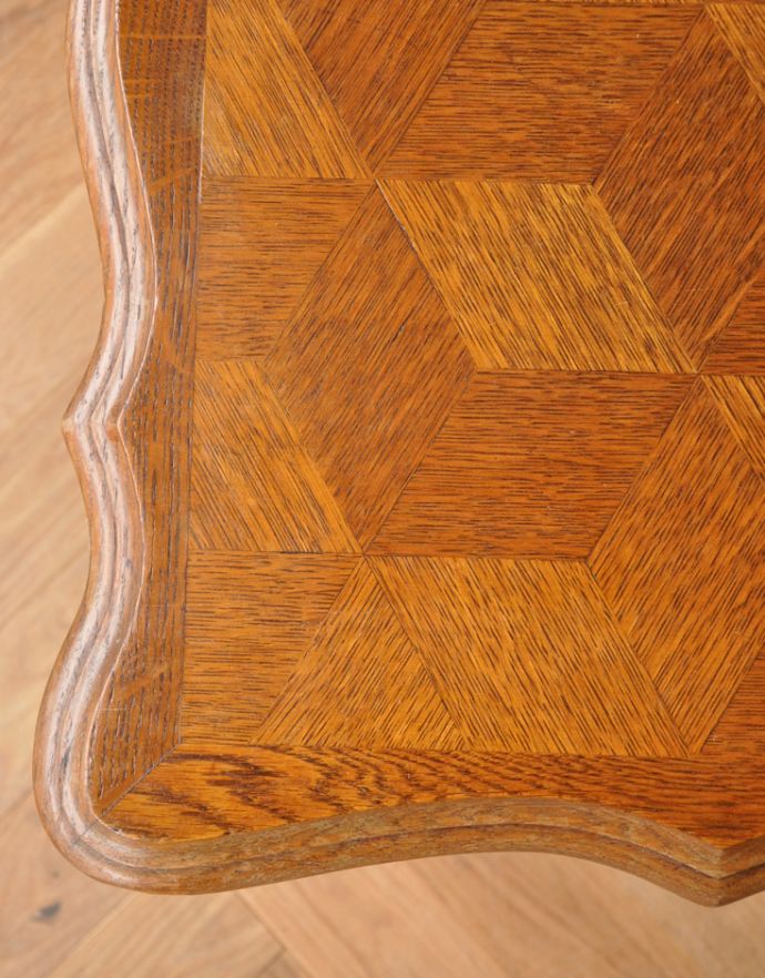 ロイドテーブル　アンティーク家具　美しいパーケット柄の天板に注目！エレガントなフランスのアンティークコーヒーテーブル 。高級感も感じさせる美しいパーケット柄の天板です。(j-1599-f)