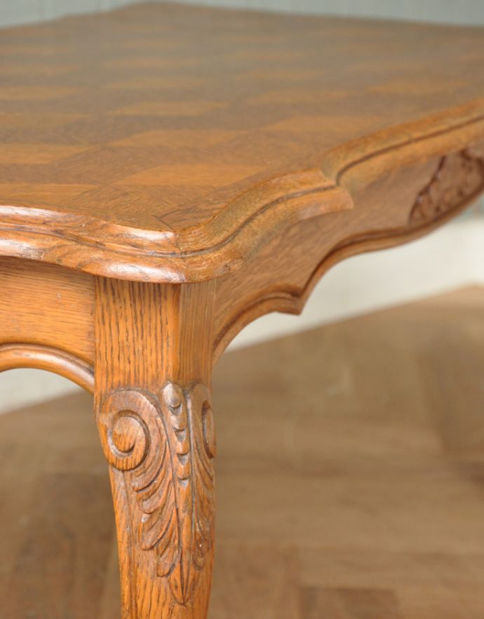 ロイドテーブル　アンティーク家具　美しいパーケット柄の天板に注目！エレガントなフランスのアンティークコーヒーテーブル 。角は丸く仕上げているので、小さいお子さんがいるご家庭でも安心です。(j-1599-f)