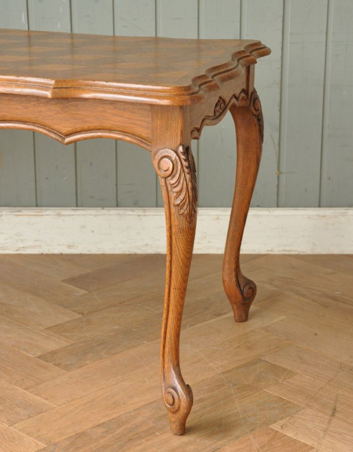 ロイドテーブル　アンティーク家具　美しいパーケット柄の天板に注目！エレガントなフランスのアンティークコーヒーテーブル 。しっかり彫が入った脚の装飾がかっこいいです。(j-1599-f)