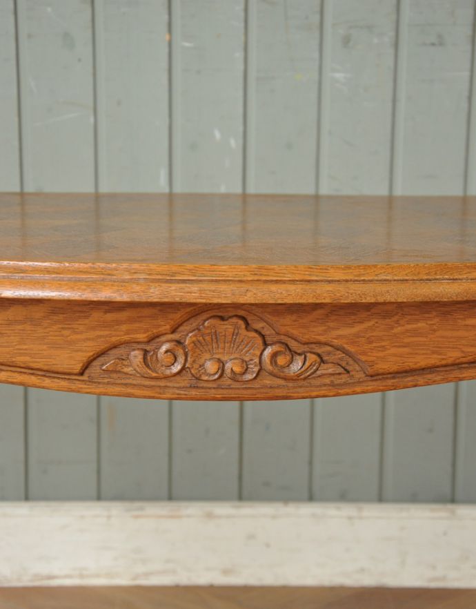 ロイドテーブル　アンティーク家具　美しいパーケット柄の天板に注目！エレガントなフランスのアンティークコーヒーテーブル 。正面と横の幕板の彫りは違うデザインです。(j-1599-f)