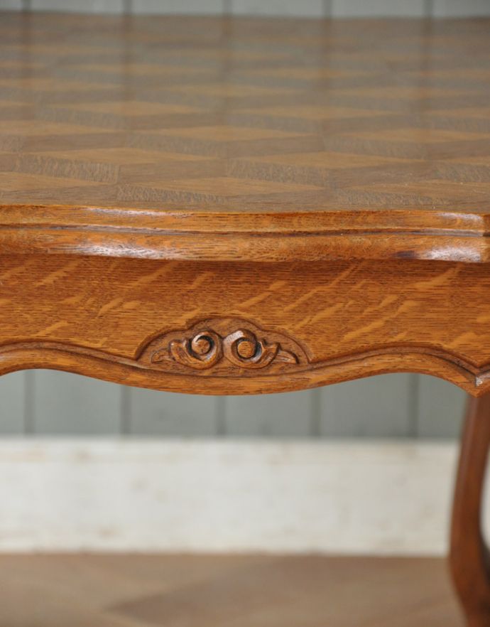 ロイドテーブル　アンティーク家具　美しいパーケット柄の天板に注目！エレガントなフランスのアンティークコーヒーテーブル 。幕板の繊細な装飾がポイントになっています。(j-1599-f)