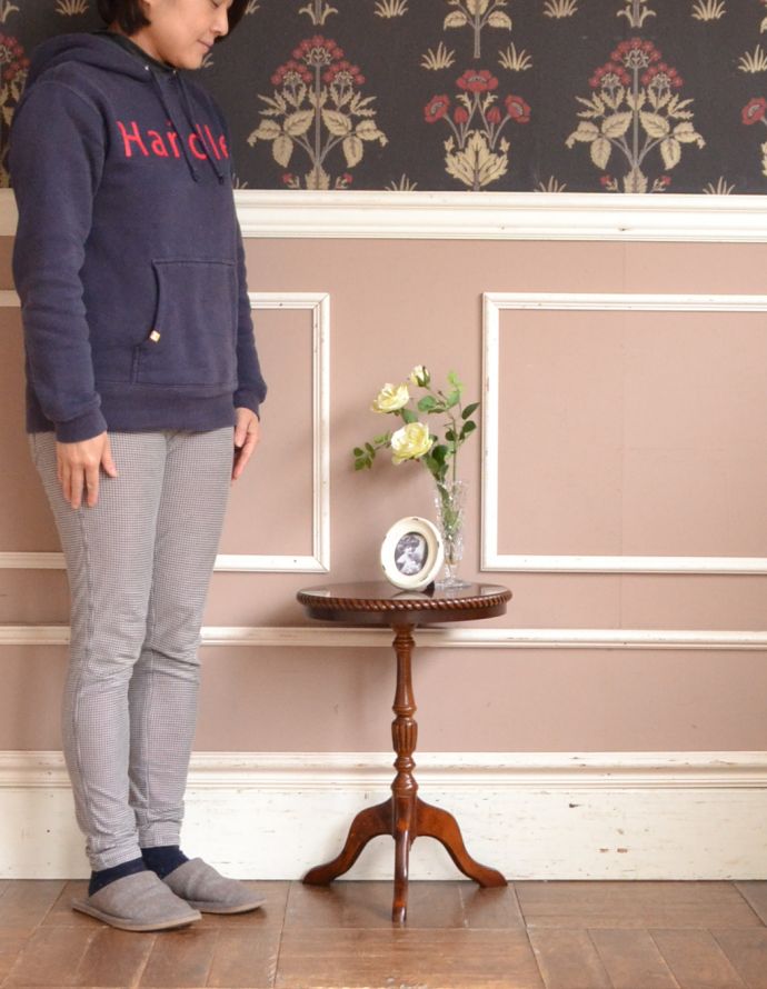 ロイドテーブル　アンティーク家具　イギリスのアンティーク家具、縁どりの装飾が英国らしいワインテーブル（オケージョナルテーブル）。玄関で花器を飾ったり、ソファの横に持ってくれば、ちょうどいいサイドテーブルに。(j-1600-f)