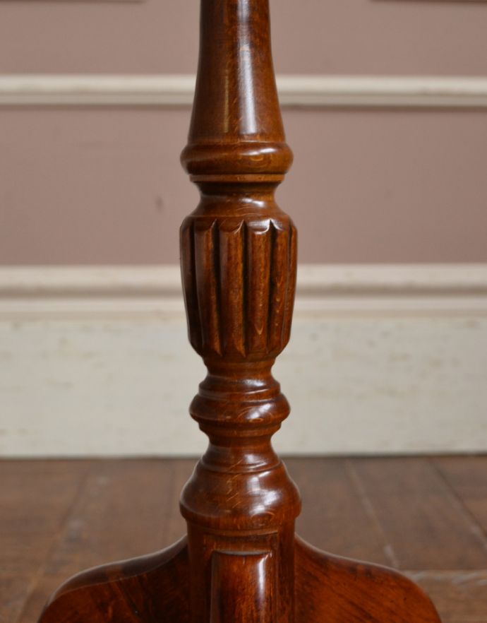 ロイドテーブル　アンティーク家具　イギリスのアンティーク家具、縁どりの装飾が英国らしいワインテーブル（オケージョナルテーブル）。１つ１つキレイな装飾には、思わずうっとりしてしまいます。(j-1600-f)