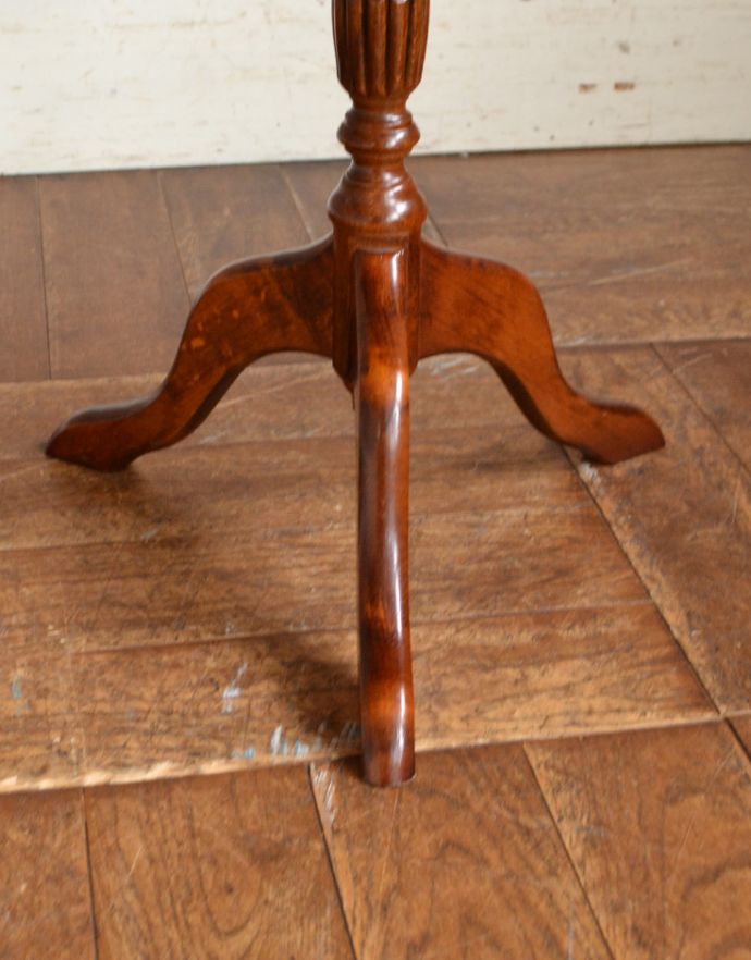 ロイドテーブル　アンティーク家具　イギリスのアンティーク家具、縁どりの装飾が英国らしいワインテーブル（オケージョナルテーブル）。女性らしい可憐なテーブルです。(j-1600-f)