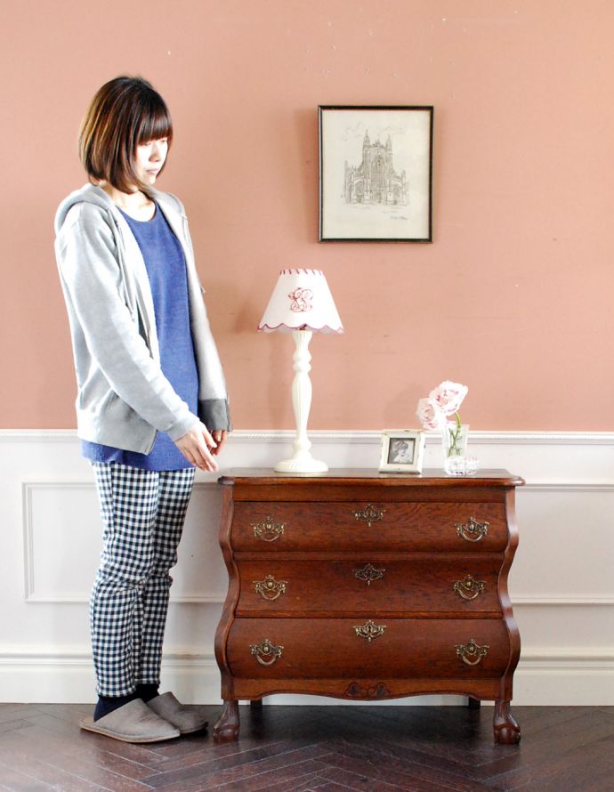 アンティークのチェスト　アンティーク家具　ヨーロッパの美しいアンティーク家具、フランスの３段チェスト。高級感があって女性らしい優しい曲線。(j-1601-f)