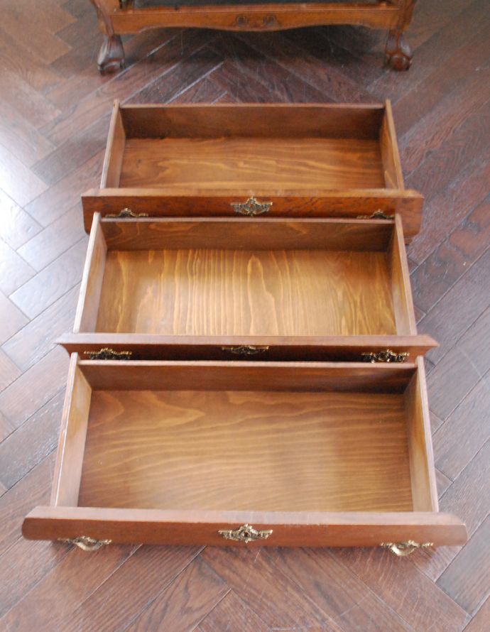 アンティークのチェスト　アンティーク家具　ヨーロッパの美しいアンティーク家具、フランスの３段チェスト。引き出しは３杯。(j-1601-f)