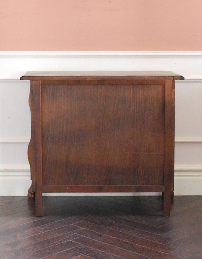 アンティークのチェスト　アンティーク家具　ヨーロッパの美しいアンティーク家具、フランスの３段チェスト。キチンとメンテナンスしてあるので、裏側もキレイです。(j-1601-f)