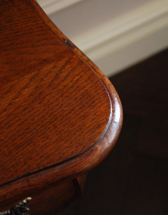 アンティークのチェスト　アンティーク家具　ヨーロッパの美しいアンティーク家具、フランスの３段チェスト。角が丸くなっているので、小さなお子さまがいるお家でも安心してお使い頂けます。(j-1601-f)