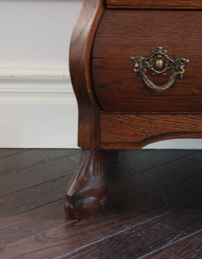 アンティークのチェスト　アンティーク家具　ヨーロッパの美しいアンティーク家具、フランスの３段チェスト。どっしり貫禄のある脚先。(j-1601-f)