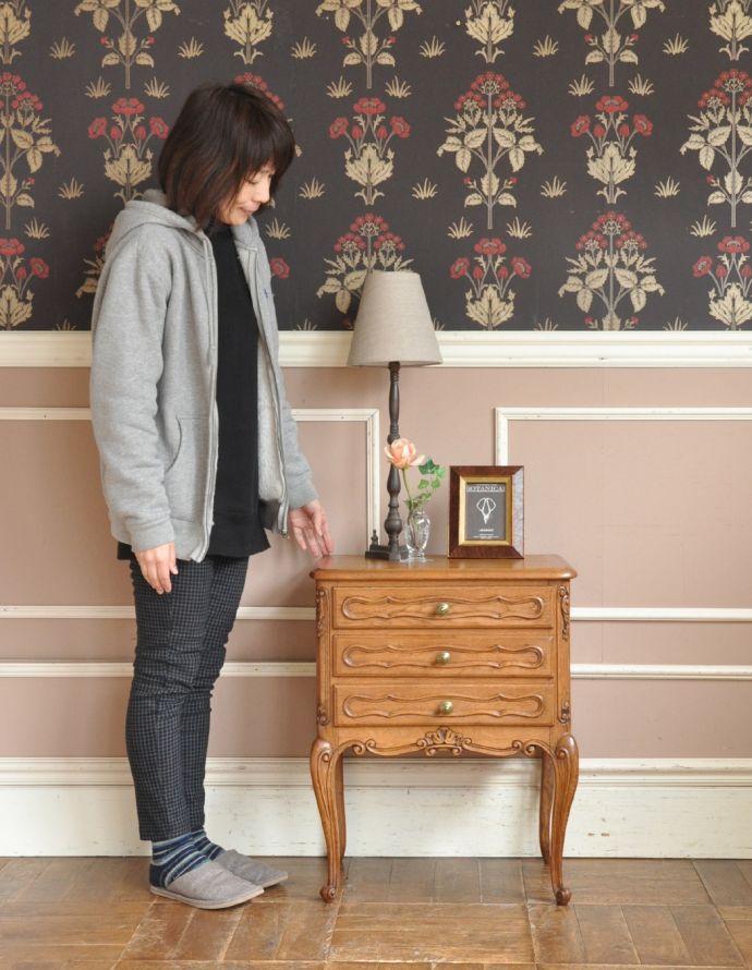 アンティークのチェスト　アンティーク家具　南仏スタイルのキレイなアンティーク家具、脚の長いエレガントな３段チェスト。チェアの横に置けば、サイドテーブル代わりに。(j-1602-f)