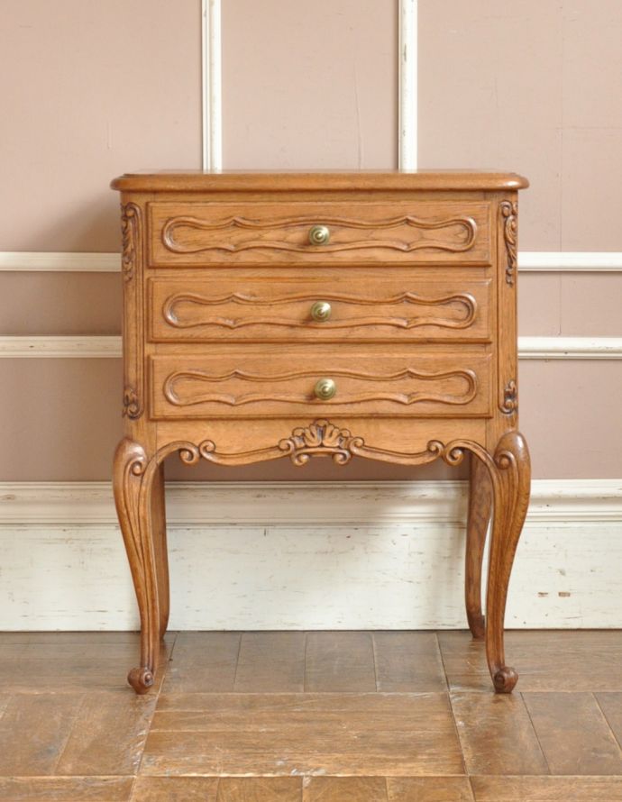 アンティークのチェスト　アンティーク家具　南仏スタイルのキレイなアンティーク家具、脚の長いエレガントな３段チェスト。引き出しのサイドにも美しい装飾。(j-1602-f)