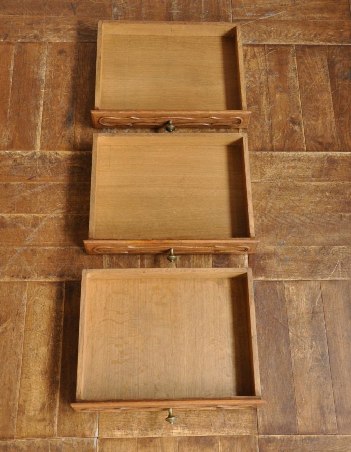 アンティークのチェスト　アンティーク家具　南仏スタイルのキレイなアンティーク家具、脚の長いエレガントな３段チェスト。引き出しは３杯。(j-1602-f)