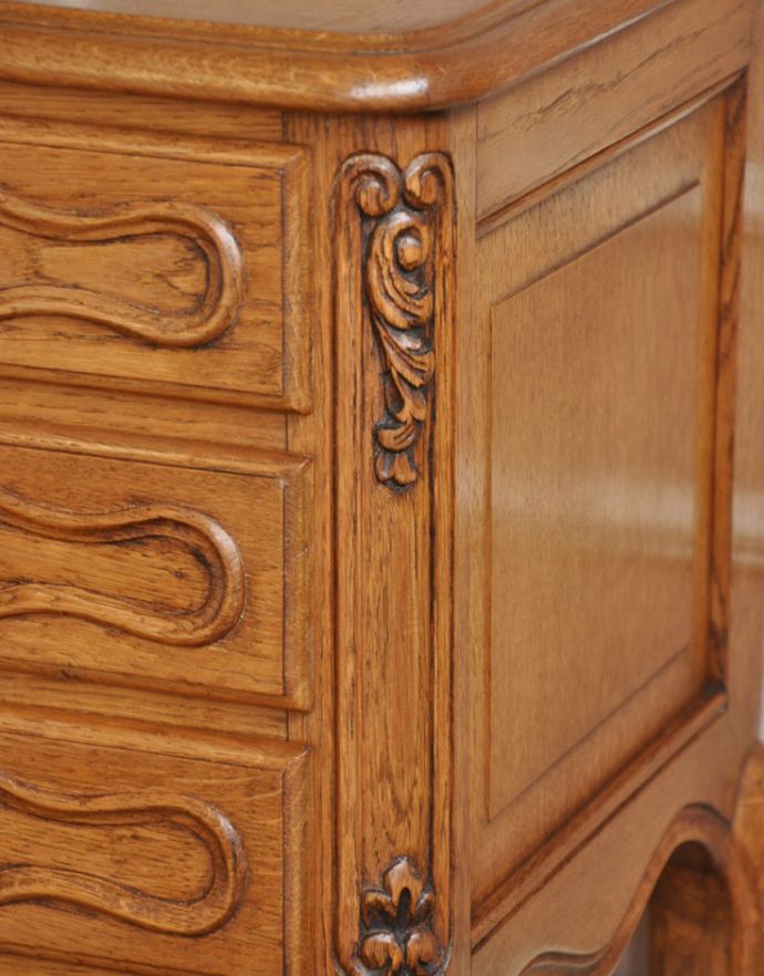 アンティークのチェスト　アンティーク家具　南仏スタイルのキレイなアンティーク家具、脚の長いエレガントな３段チェスト。隅々にまで彫りが施されています。(j-1602-f)