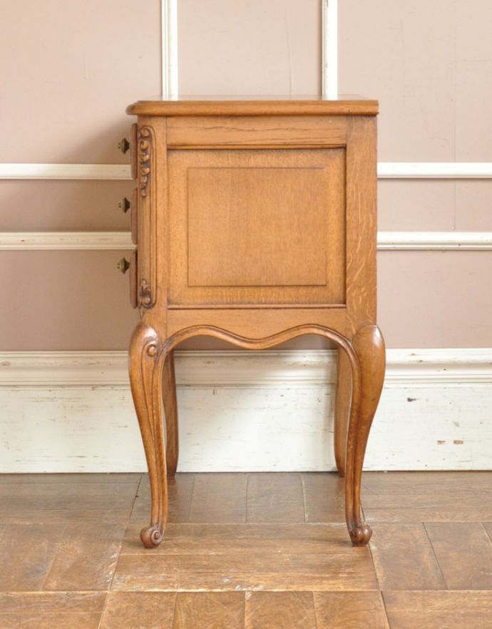 アンティークのチェスト　アンティーク家具　南仏スタイルのキレイなアンティーク家具、脚の長いエレガントな３段チェスト。横から見てもステキです。(j-1602-f)