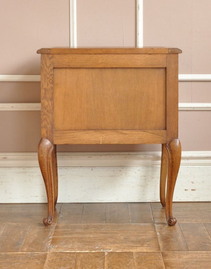 アンティークのチェスト　アンティーク家具　南仏スタイルのキレイなアンティーク家具、脚の長いエレガントな３段チェスト。キチンとメンテナンスをしているので、裏もキレイな状態です。(j-1602-f)