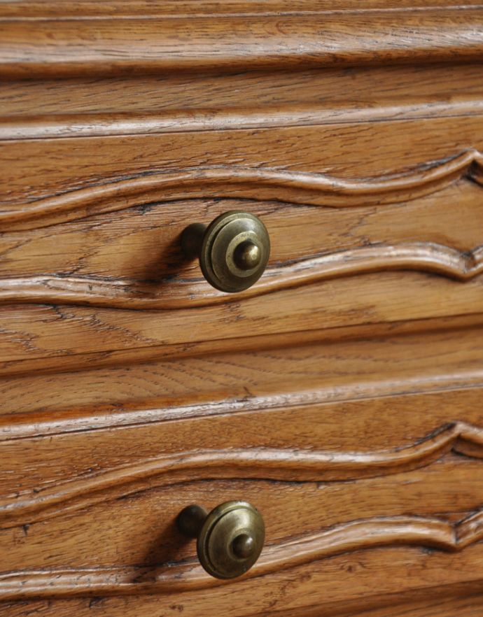 アンティークのチェスト　アンティーク家具　南仏スタイルのキレイなアンティーク家具、脚の長いエレガントな３段チェスト。可愛い取っ手がボタンみたいに付いています。(j-1602-f)