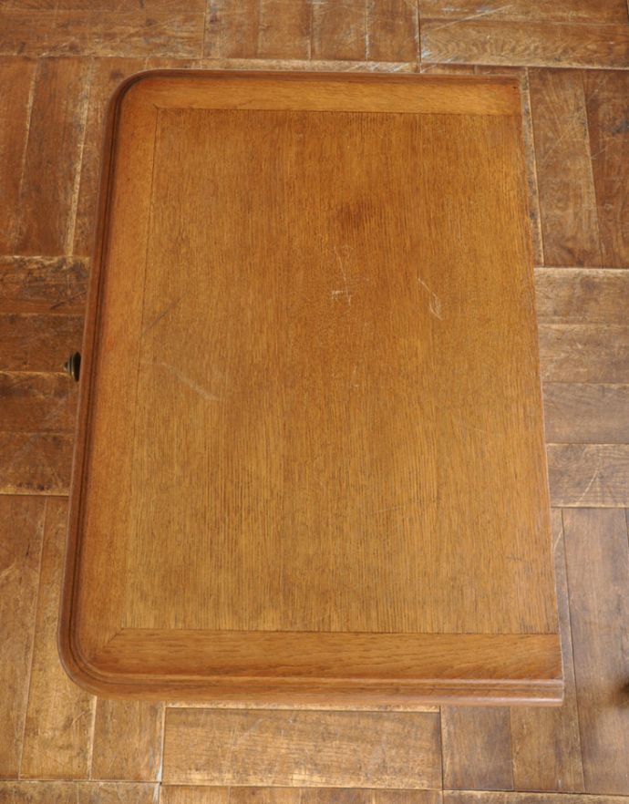 アンティークのチェスト　アンティーク家具　南仏スタイルのキレイなアンティーク家具、脚の長いエレガントな３段チェスト。天板もキレイに仕上げました。(j-1602-f)