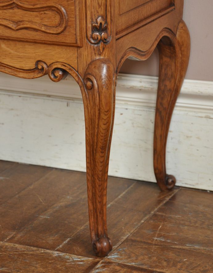 アンティークのチェスト　アンティーク家具　南仏スタイルのキレイなアンティーク家具、脚の長いエレガントな３段チェスト。一番の魅力は、なんと言ってもスラリと伸びた美しい脚。(j-1602-f)