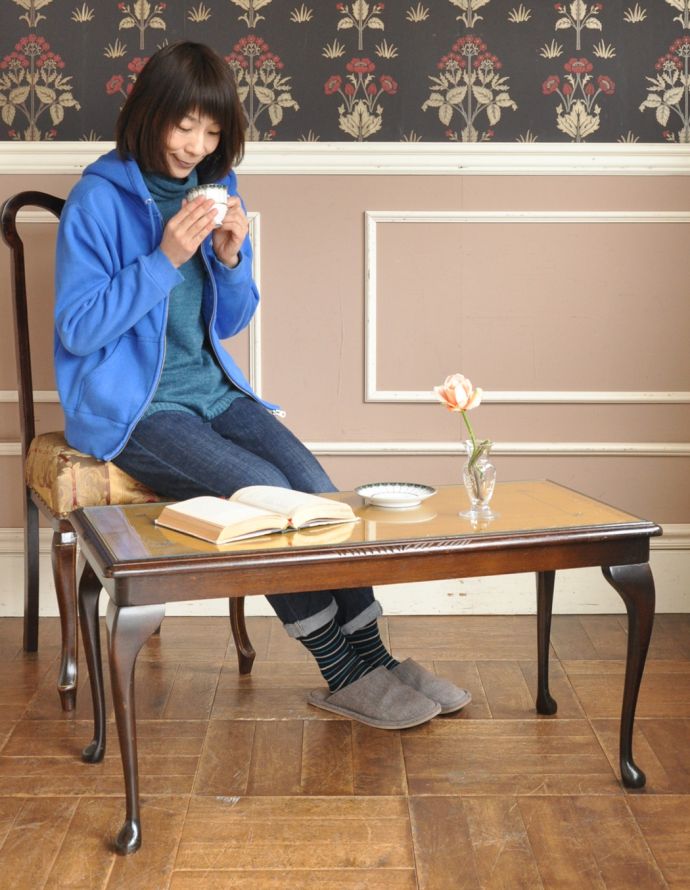 ロイドテーブル アンティーク家具 イエローのレザーがめずらしい、アンティークの天板ガラス付きコーヒーテーブル。サイドテーブルにも最適!使いたいときに使いたいところに持ってこられる気軽さが魅力です。(j-1603-f)