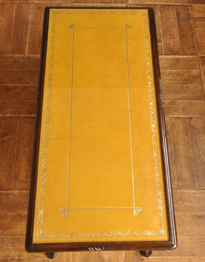 ロイドテーブル アンティーク家具 イエローのレザーがめずらしい、アンティークの天板ガラス付きコーヒーテーブル。落ち着いたイエローのレザーの上にガラスが乗っています。(j-1603-f)