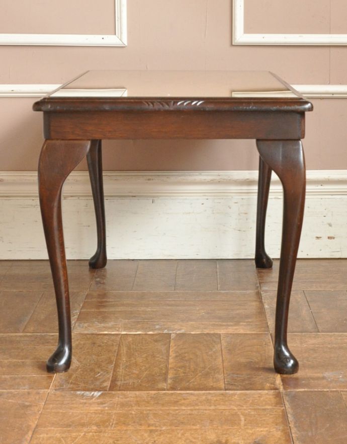 ロイドテーブル アンティーク家具 イエローのレザーがめずらしい、アンティークの天板ガラス付きコーヒーテーブル。大人っぽいカラーで落ち着きがあります。(j-1603-f)