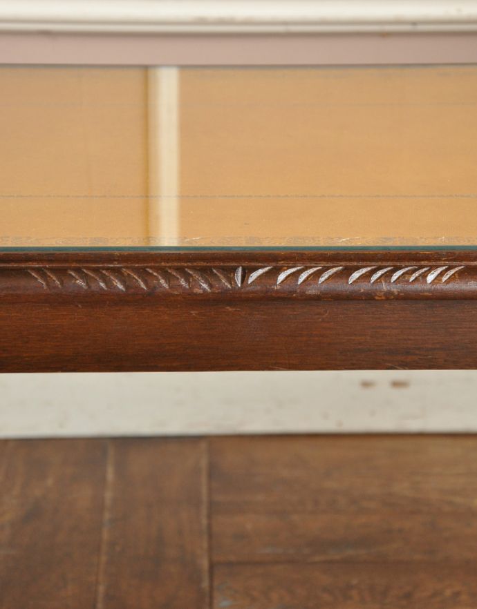 ロイドテーブル アンティーク家具 イエローのレザーがめずらしい、アンティークの天板ガラス付きコーヒーテーブル。天板の縁にも繊細な彫があります。(j-1603-f)