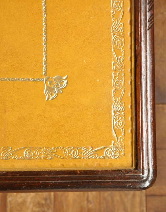 ロイドテーブル アンティーク家具 イエローのレザーがめずらしい、アンティークの天板ガラス付きコーヒーテーブル。角もきれいに仕上がっています。(j-1603-f)