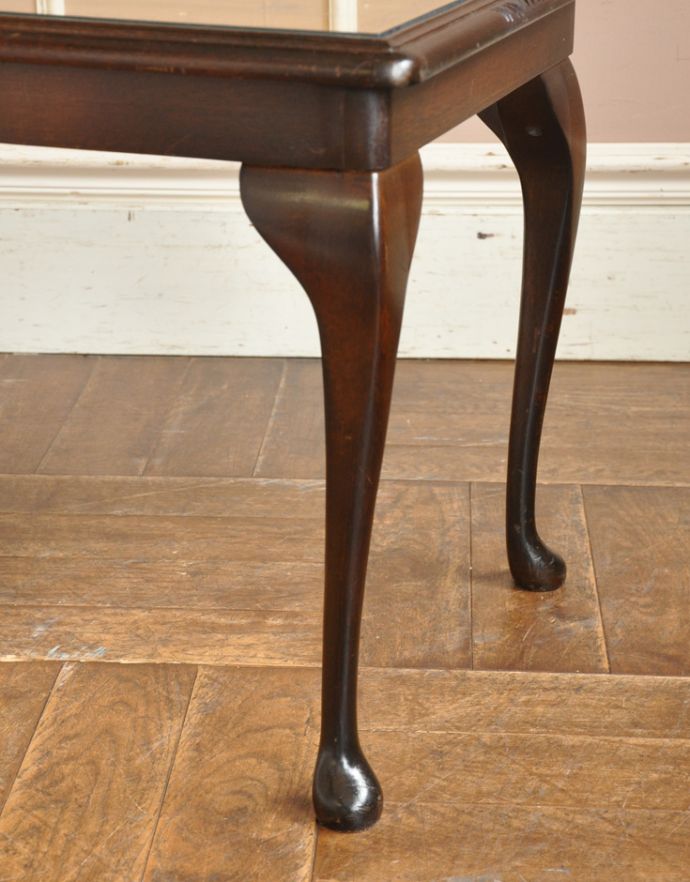 ロイドテーブル アンティーク家具 イエローのレザーがめずらしい、アンティークの天板ガラス付きコーヒーテーブル。きちんと支えます。(j-1603-f)