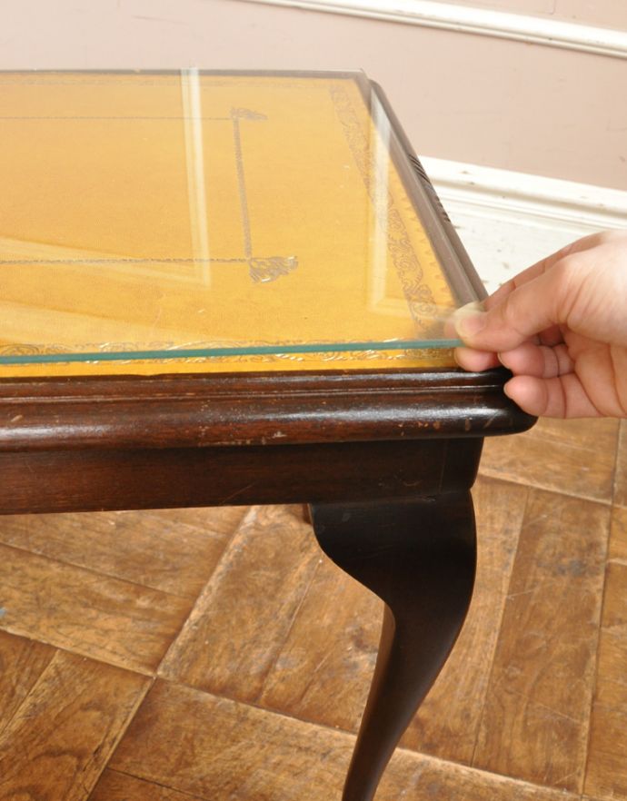 ロイドテーブル アンティーク家具 イエローのレザーがめずらしい、アンティークの天板ガラス付きコーヒーテーブル。ガラス部分は取り外しできるようになっているので、模様替えやお手入れの際も嬉しいですよね。(j-1603-f)