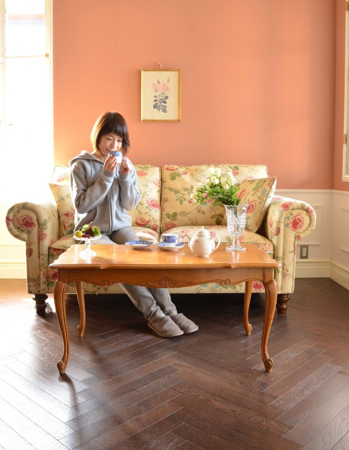 ロイドテーブル　アンティーク家具　エレガントなフランスのアンティーク家具、美しい脚と市松模様のコーヒーテーブル。サイドテーブルにも最適！使いたいときに使いたいところに持ってこられる気軽さが魅力です。(j-1604-f)