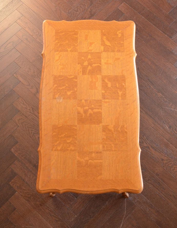 ロイドテーブル　アンティーク家具　エレガントなフランスのアンティーク家具、美しい脚と市松模様のコーヒーテーブル。天板もピカピカにお直ししています。(j-1604-f)