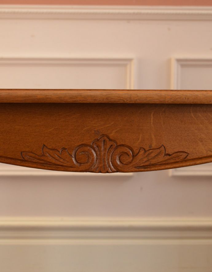 ロイドテーブル　アンティーク家具　エレガントなフランスのアンティーク家具、美しい脚と市松模様のコーヒーテーブル。幕板の繊細な装飾がポイントになっています。(j-1604-f)