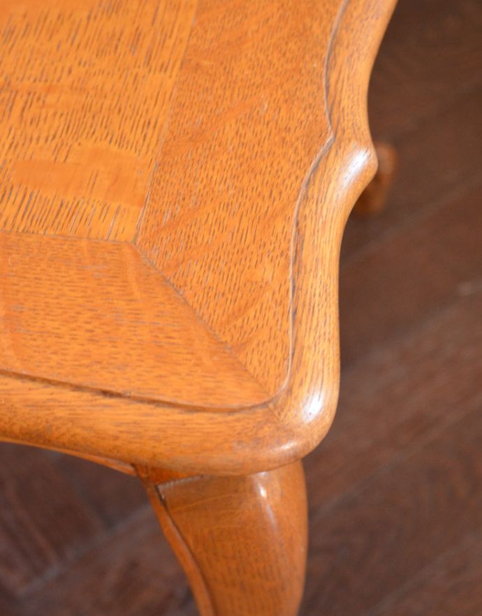 ロイドテーブル　アンティーク家具　エレガントなフランスのアンティーク家具、美しい脚と市松模様のコーヒーテーブル。角は丸く仕上げているので、小さいお子さんがいるご家庭でも安心です。(j-1604-f)