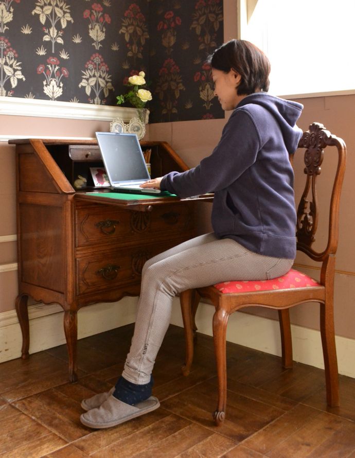 ビューロー　アンティーク家具　彫りたっぷりのアンティーク家具、フランスのゴージャスなアンティークビューロー（デスク）。外国製のビューローは装飾があちこちにあるので、絵になるアイテム。(j-1605-f)