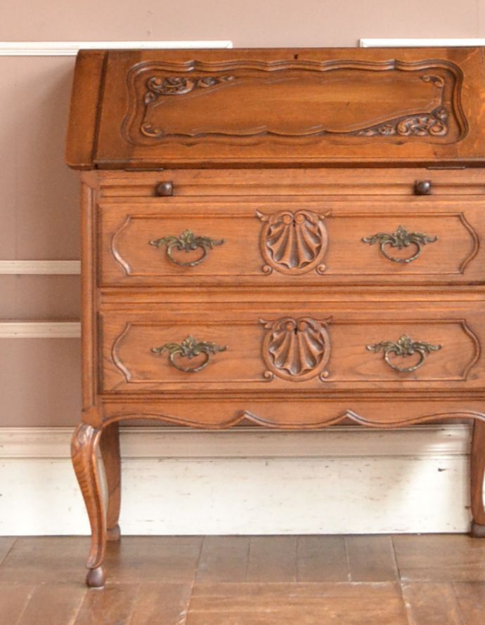 ビューロー　アンティーク家具　彫りたっぷりのアンティーク家具、フランスのゴージャスなアンティークビューロー（デスク）。とっても美しい彫の装飾です。(j-1605-f)