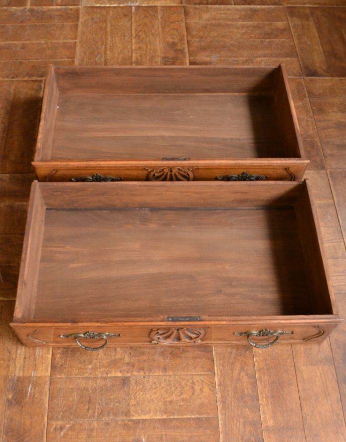 ビューロー　アンティーク家具　彫りたっぷりのアンティーク家具、フランスのゴージャスなアンティークビューロー（デスク）。引き出しは２杯付いています。(j-1605-f)