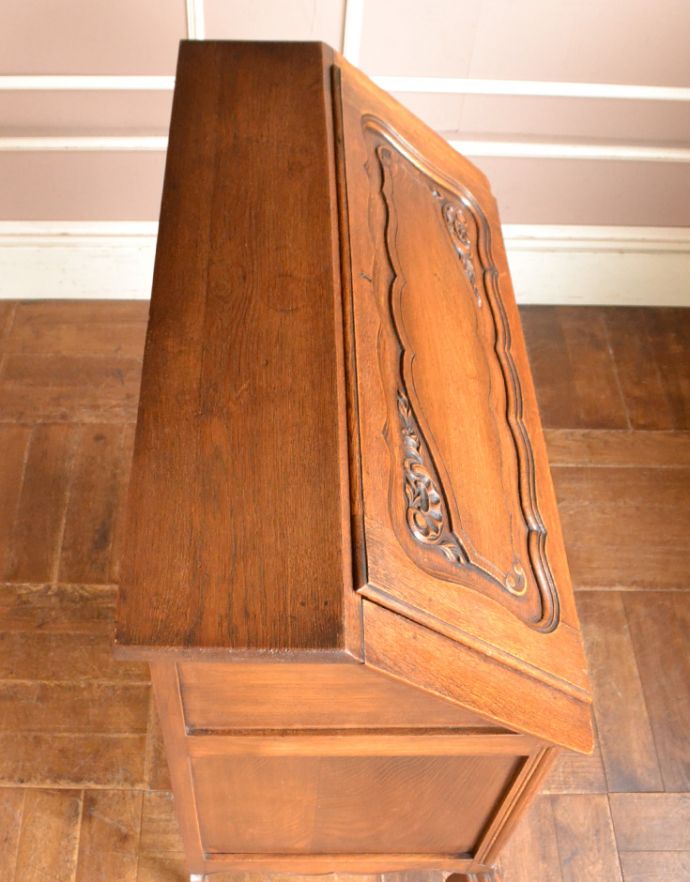 ビューロー　アンティーク家具　彫りたっぷりのアンティーク家具、フランスのゴージャスなアンティークビューロー（デスク）。天板もピカピカにお直ししました。(j-1605-f)