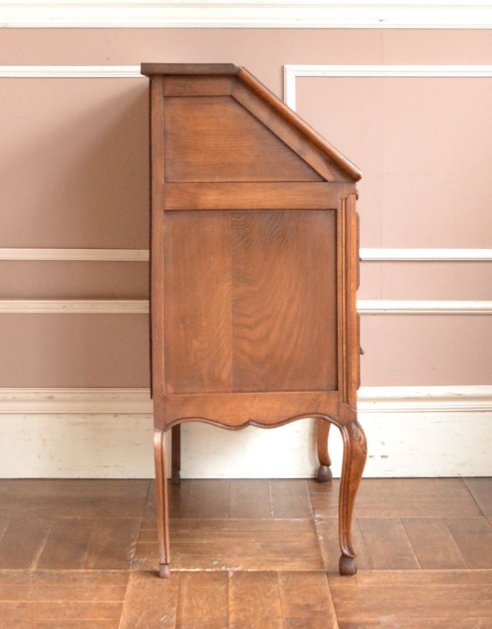 ビューロー　アンティーク家具　彫りたっぷりのアンティーク家具、フランスのゴージャスなアンティークビューロー（デスク）。ビューローを閉じると、スッキリとしたキャビネットに。(j-1605-f)