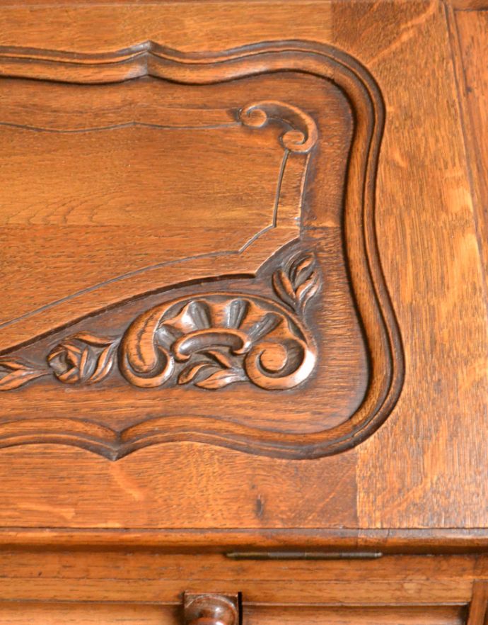 ビューロー　アンティーク家具　彫りたっぷりのアンティーク家具、フランスのゴージャスなアンティークビューロー（デスク）。フランスならではの優雅な彫りのデザインにうっとりとしてしまいます。(j-1605-f)