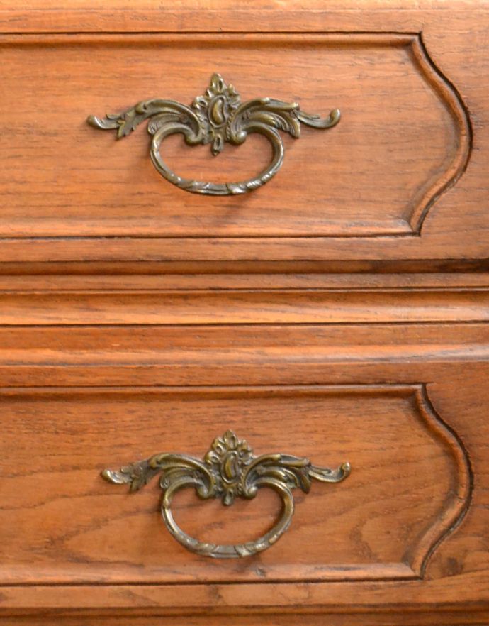 ビューロー　アンティーク家具　彫りたっぷりのアンティーク家具、フランスのゴージャスなアンティークビューロー（デスク）。こちらはキャビネット下部にある引き出しの取っ手です。(j-1605-f)