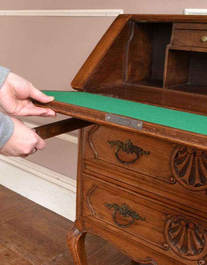 ビューロー　アンティーク家具　彫りたっぷりのアンティーク家具、フランスのゴージャスなアンティークビューロー（デスク）。ビューローの支えであるバーは、両サイドに付いています。(j-1605-f)