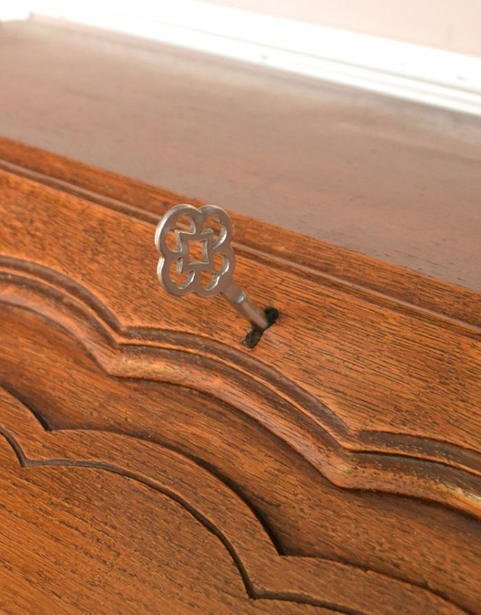 ビューロー　アンティーク家具　彫りたっぷりのアンティーク家具、フランスのゴージャスなアンティークビューロー（デスク）。ビューローの取っ手は鍵です。(j-1605-f)