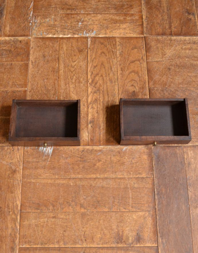 ビューロー　アンティーク家具　彫りたっぷりのアンティーク家具、フランスのゴージャスなアンティークビューロー（デスク）。ビューロー内にも小さな引き出しが２杯付いています。(j-1605-f)