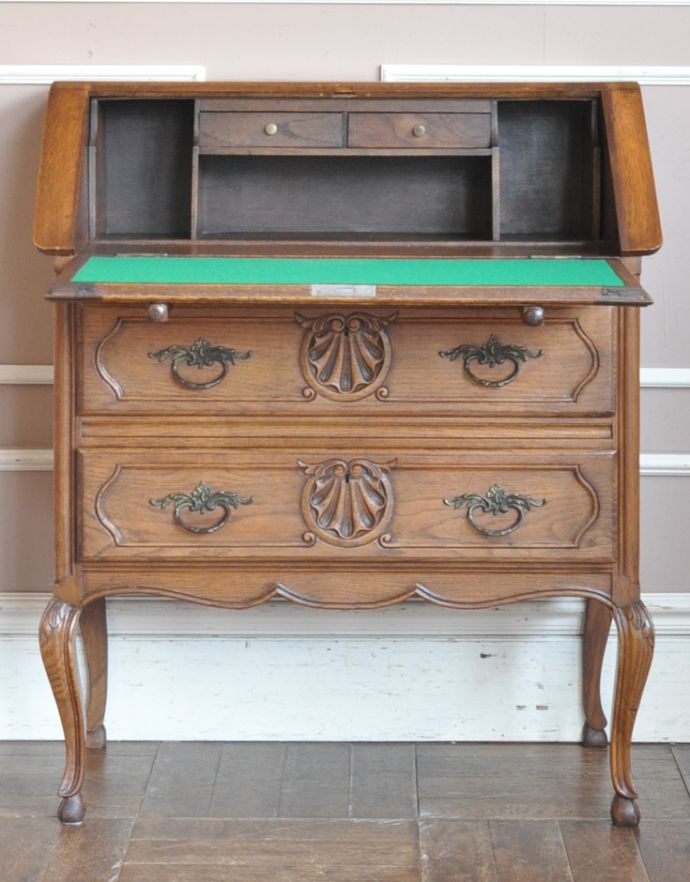 ビューロー　アンティーク家具　彫りたっぷりのアンティーク家具、フランスのゴージャスなアンティークビューロー（デスク）。棚に化粧品を片付ければ、奥様のドレッサー代わりにもなりますよ。(j-1605-f)